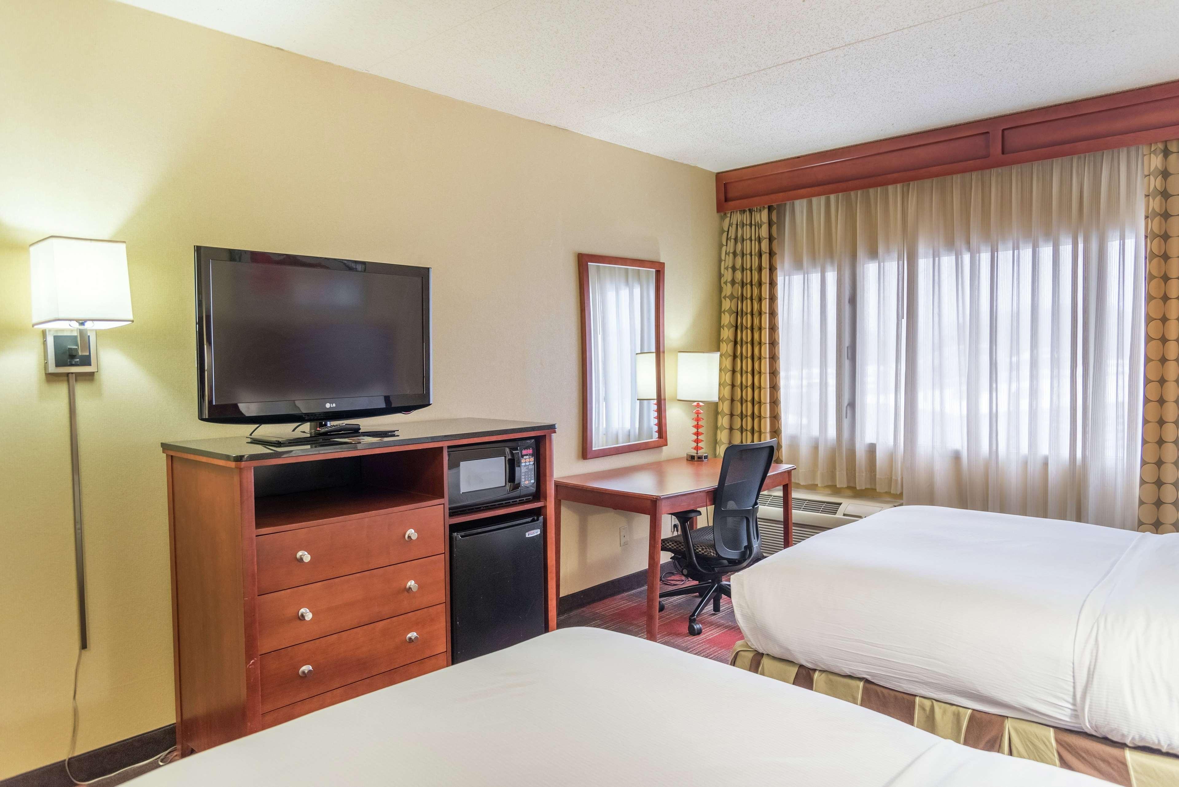 Doubletree By Hilton Holland Hotel Екстериор снимка