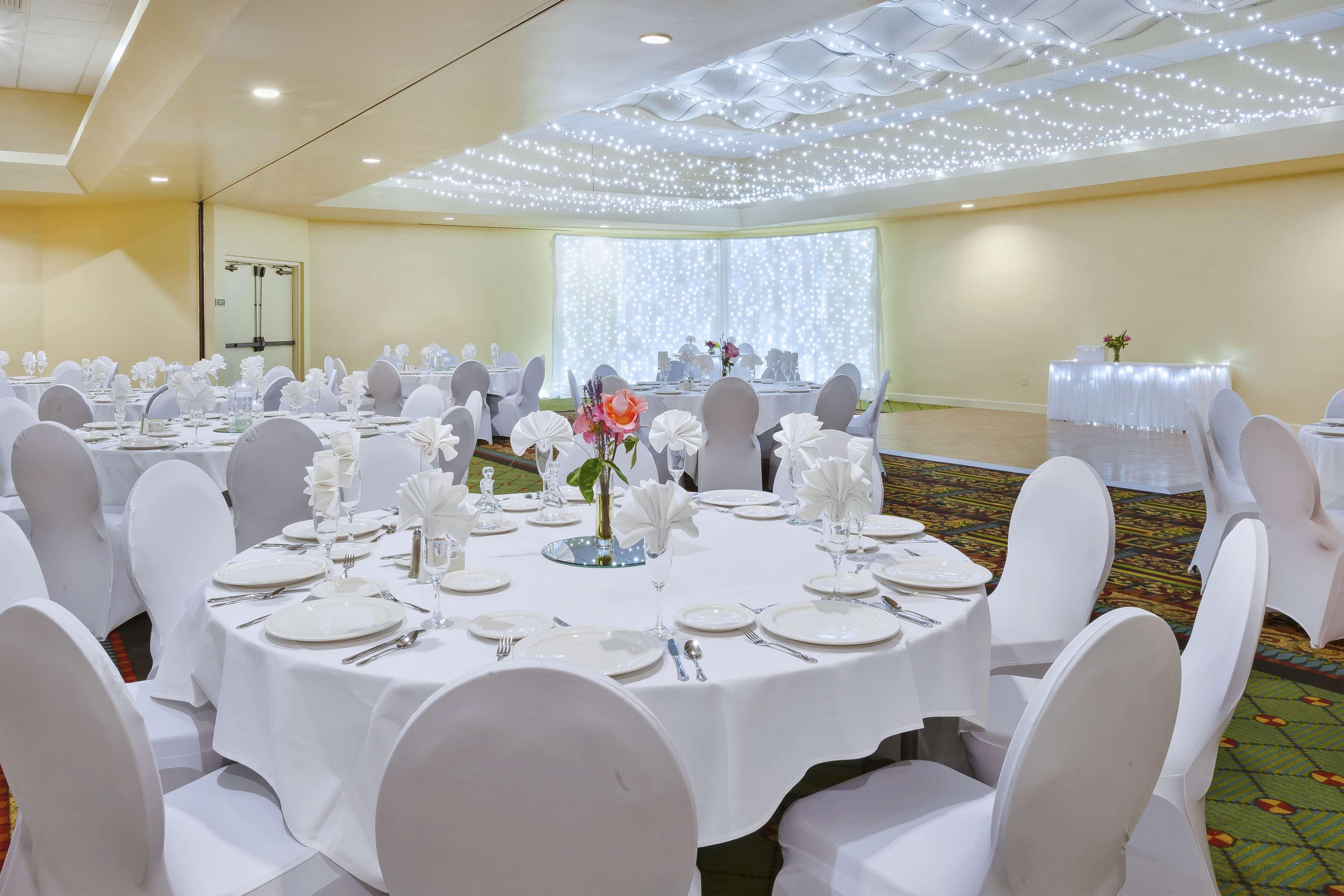 Doubletree By Hilton Holland Hotel Екстериор снимка