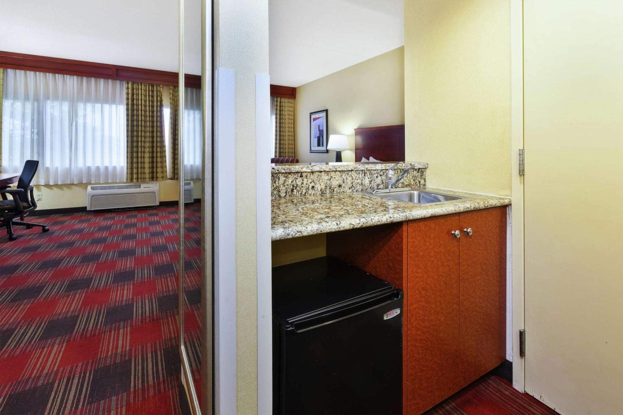 Doubletree By Hilton Holland Hotel Екстериор снимка