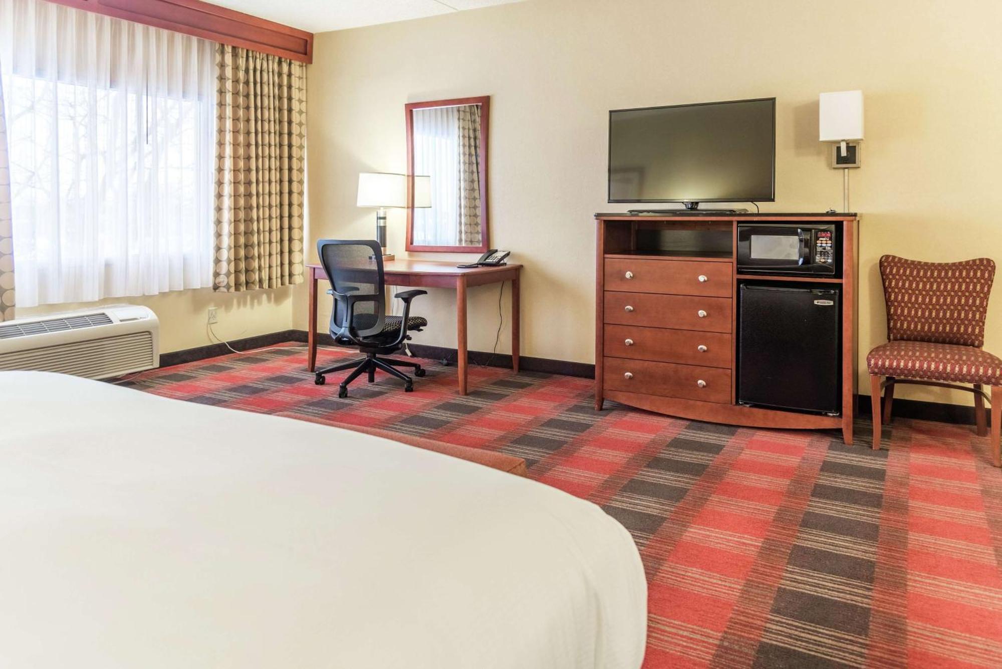 Doubletree By Hilton Holland Hotel Екстериор снимка