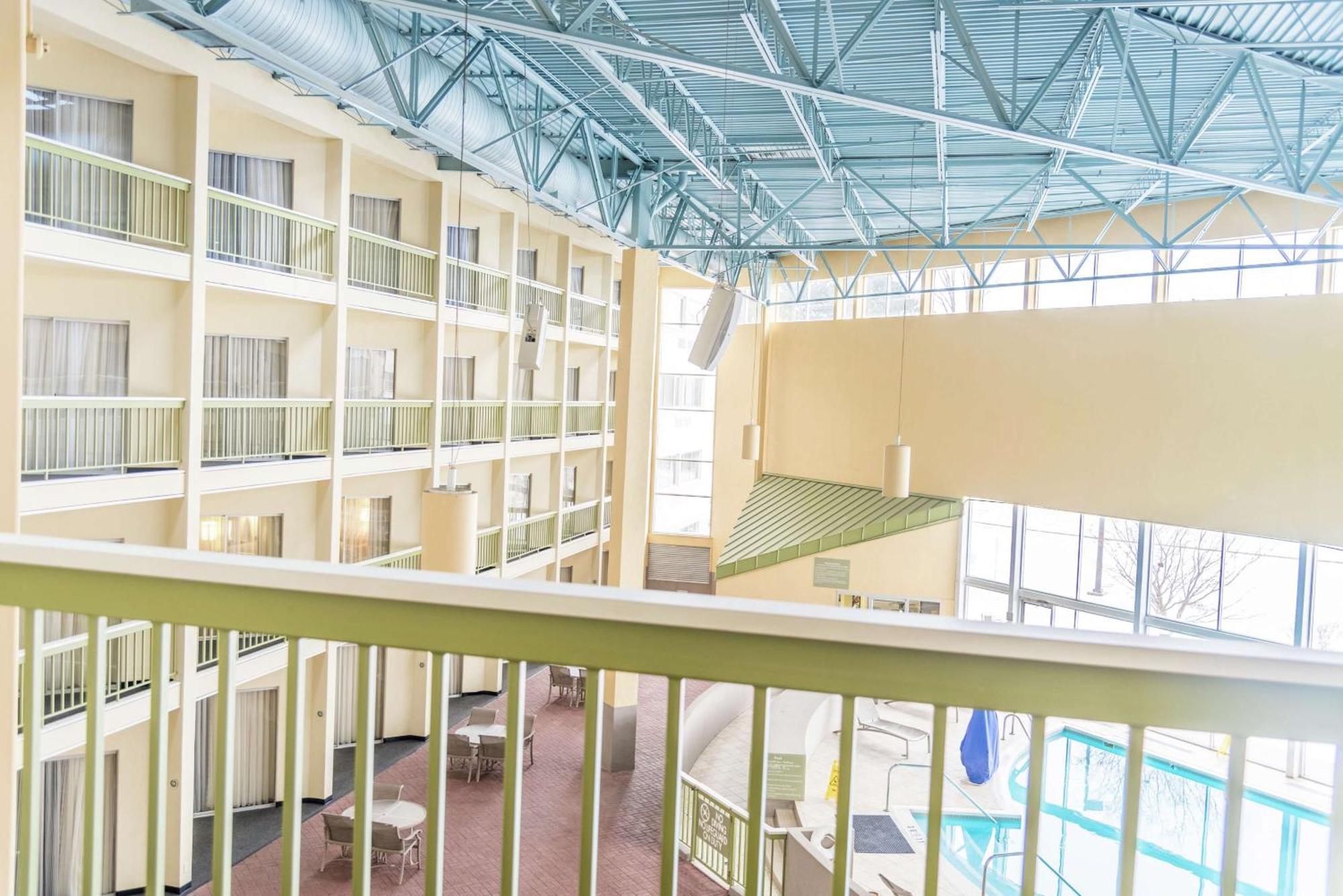 Doubletree By Hilton Holland Hotel Екстериор снимка