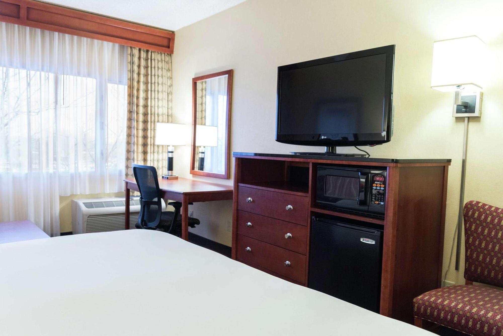 Doubletree By Hilton Holland Hotel Екстериор снимка