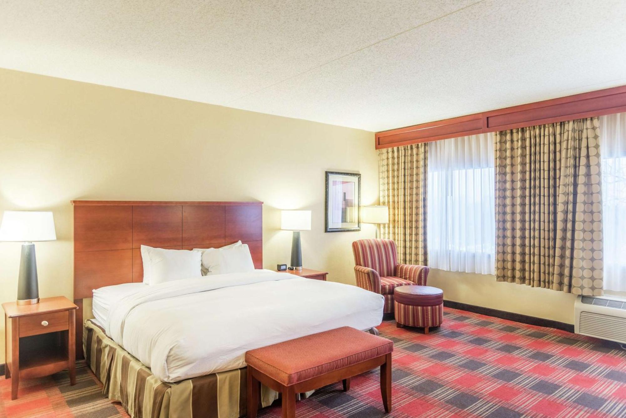 Doubletree By Hilton Holland Hotel Екстериор снимка