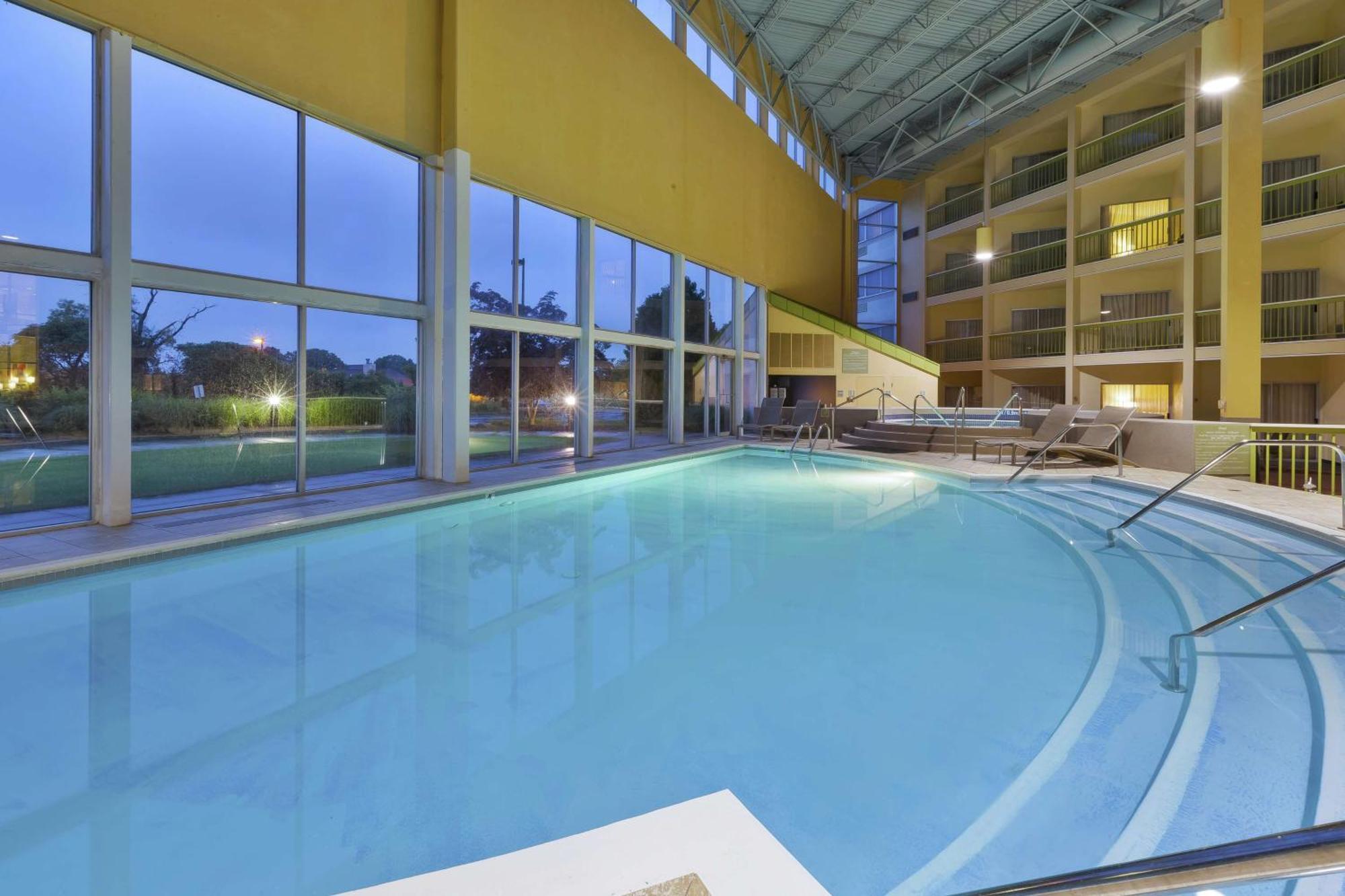 Doubletree By Hilton Holland Hotel Екстериор снимка